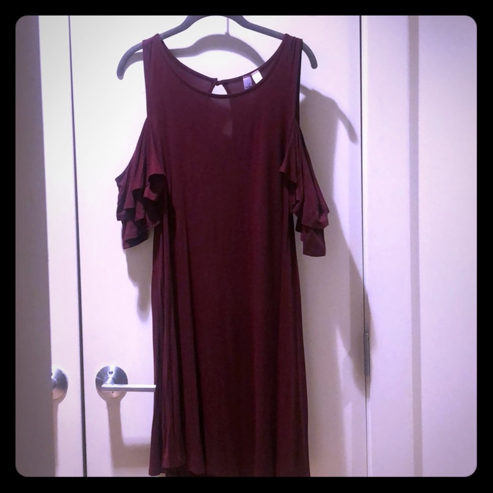 FRANCESCA’S burgundy open shoulder ruffle dress